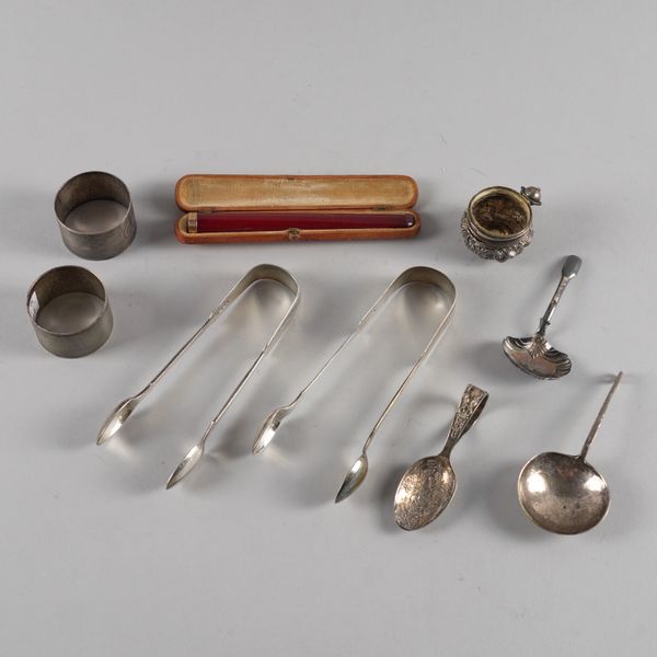 A GROUP OF SILVER AND FURTHER ITEMS (9)