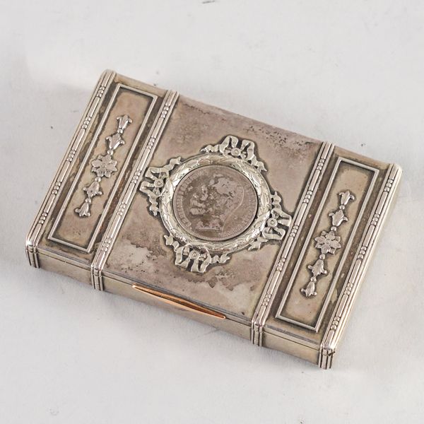 A RECTANGULAR CIGARETTE CASE