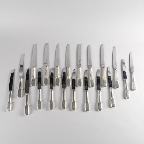 TEN TABLE KNIVES AND TEN CHEESE KNIVES (20)