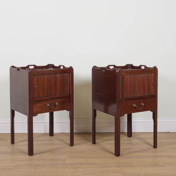 A PAIR OF MID-18TH CENTURY STYLE MAHOGANY TRAY TOP NIGHT STANDS (2)