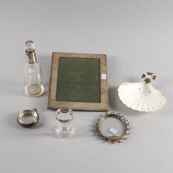 A GROUP OF SILVER AND SILVER MOUNTED WARES (6)