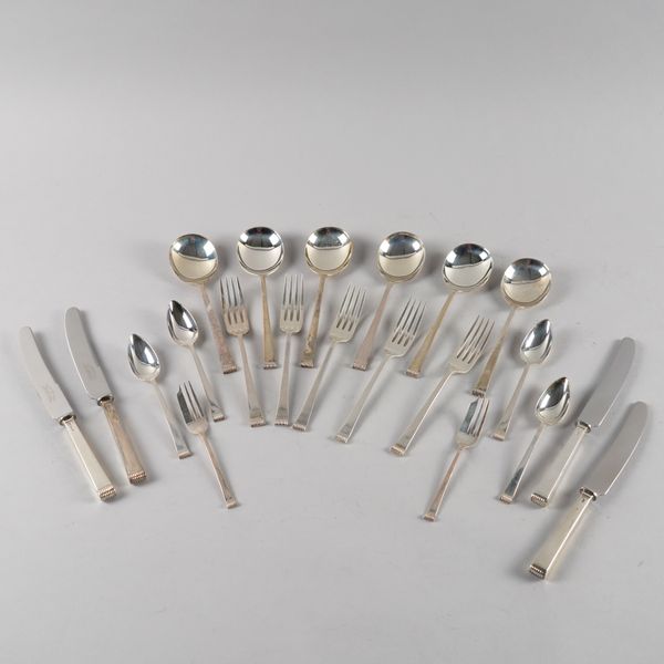 A SILVER PART CANTEEN OF TABLE FLATWARE (129)