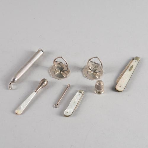 A GROUP OF SILVER AND SILVER MOUNTED WARES (8)