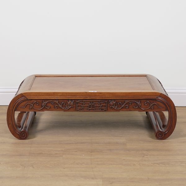 AN EARLY 20TH CENTURY EASTERN EXPORT HARDWOOD ROUNDED RECTANGULAR COFFEE TABLE