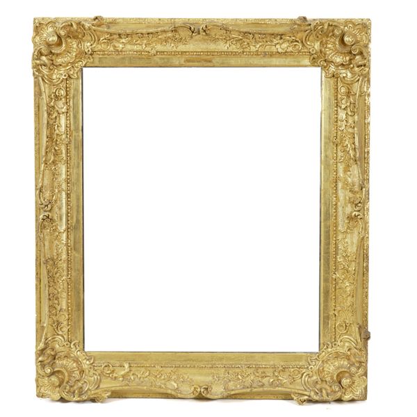 A VICTORIAN FLORAL MOULDED GILT FRAMED WALL MIRROR