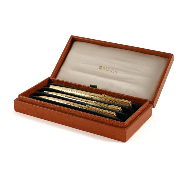 PARKER PRESIDENTIAL TRIO: A SET OF THREE 18ct GOLD PENS AND PRESENTATION BOX (4)