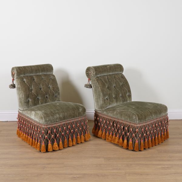 A PAIR OF MODERN GREEN VELVET BUTTONBACK UPHOLSTERED EASY CHAIRS (2)