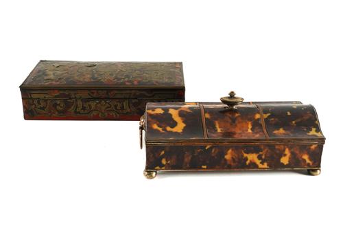 A REGENCY STYLE FAUX TORTOISESHELL VENEERED AND SILVER PLATED INKSTAND AND A VICTORIAN BRASS INLAID 'BOULLE' TORTOISESHELL BOX (2)