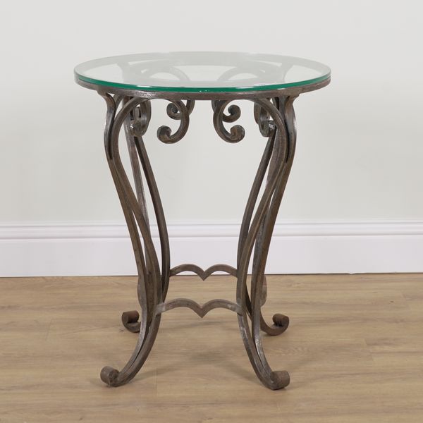 A 20TH CENTURY CIRCULAR GLASS TOP OCCASIONAL TABLE