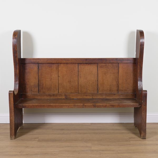 AN EARLY 20TH CENTURY OAK PANEL BACK SETTLE