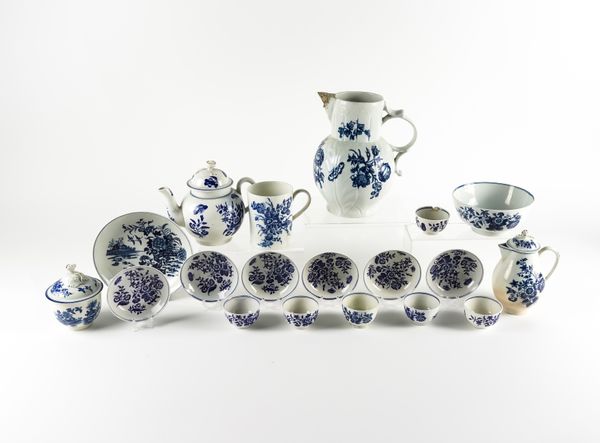 A GROUP OF WORCESTER BLUE AND WHITE PORCELAIN PRINTED WITH THE `THREE FLOWERS' PATTERN ( 22)