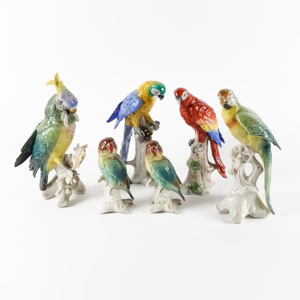 A PAIR OF SITZENDORF MODELS OF PARROTS (6)