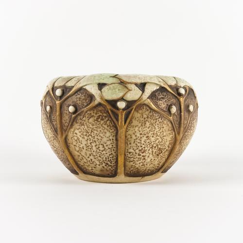 AN ERNST WAHLISS PORCELAIN BOWL DESIGNED BY PAUL DACHSEL