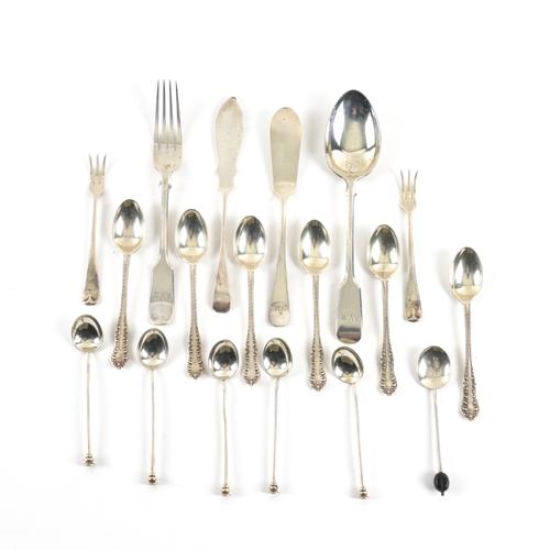 A SET OF SIX SILVER TEAPSOONS AND FURTHER SILVER TABLE FLATWARE (18)