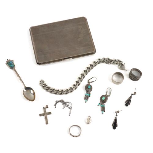 A GROUP OF SILVER AND SILVER JEWELLERY (13)