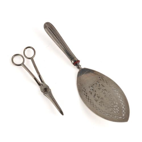 A PAIR OF SILVER GRAPE SCISSORS AND A SILVER FISH SLICE (2)