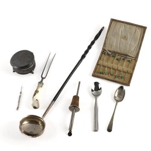 A TODDY LADLE AND SEVEN FURTHER ITEMS (8)