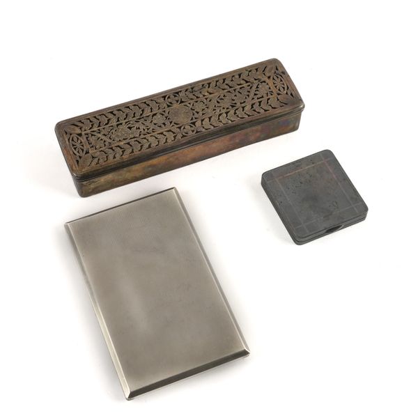 A GROUP OF SILVER AND PLATED WARES (3)
