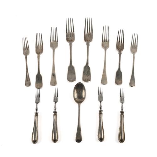 A GROUP OF MOSTLY SILVER TABLE FLATWARE (13)