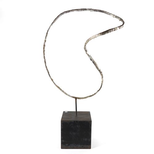 AN ABSTRACT TWISTED CIRCLE SCULPTURE
