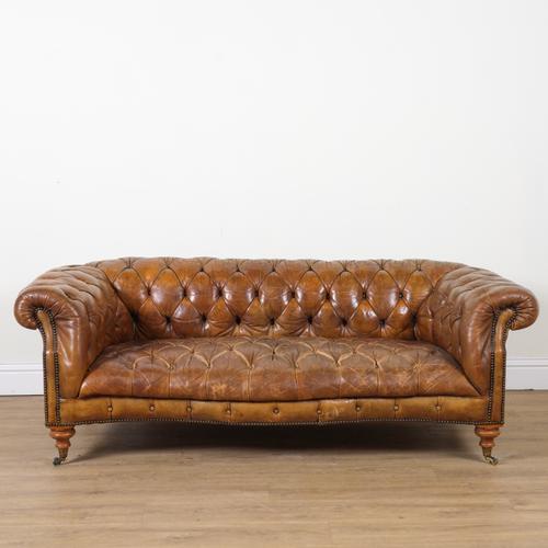 A 20TH CENTURY TAN LEATHER UPHOLSTERED CHESTERFIELD SOFA
