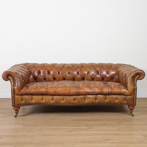 A 20TH CENTURY TAN LEATHER UPHOLSTERED CHESTERFIELD SOFA