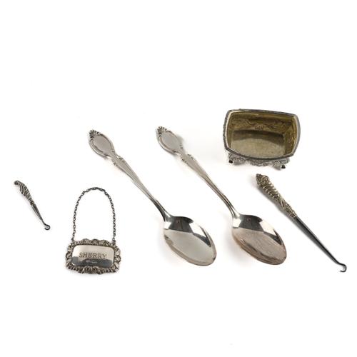 A GROUP OF SILVER AND SILVER MOUNTED AND PLATED WARES (7)