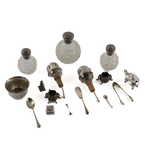 A GROUP OF SILVER AND SILVER MOUNTED WARES AND FURTHER ITEMS (16)