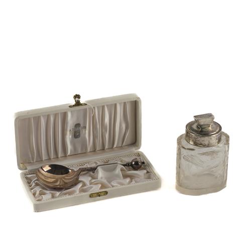 A SILVER MOUNTED CUT GLASS SMELLING SALTS BOTTLE AND A CHRISTENING SPOON (2)