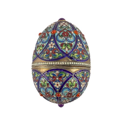A RUSSIAN CLOISONNE ENAMELLED, AMETHYST QUARTZ AND CORNELIAN EGG SHAPED BOX