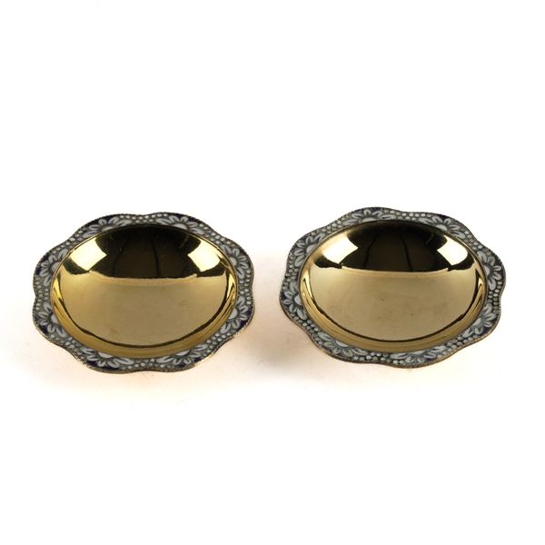 A PAIR OF RUSSIAN STYLE CLOISONNE ENAMELLED GILT DISHES (2)