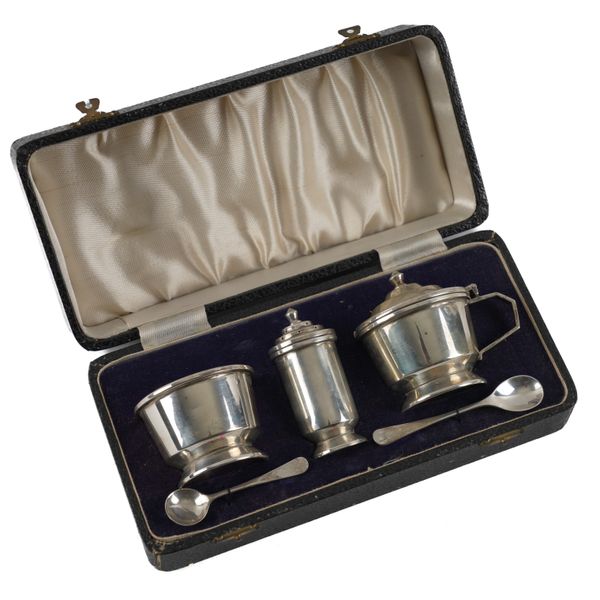 A SILVER CONDIMENT SET WITH SPOONS (6)