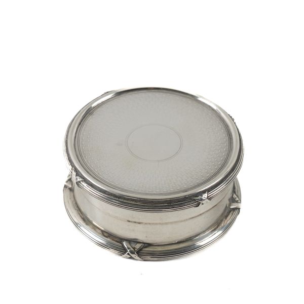 A SILVER CIRCULAR HINGE LIDDED TRINKET BOX