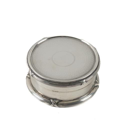 A SILVER CIRCULAR HINGE LIDDED TRINKET BOX
