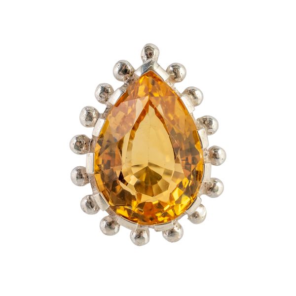 A SILVER CITRINE DRESS RING