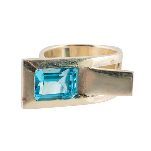 A BLUE TOPAZ AND SILVER DRESS RING