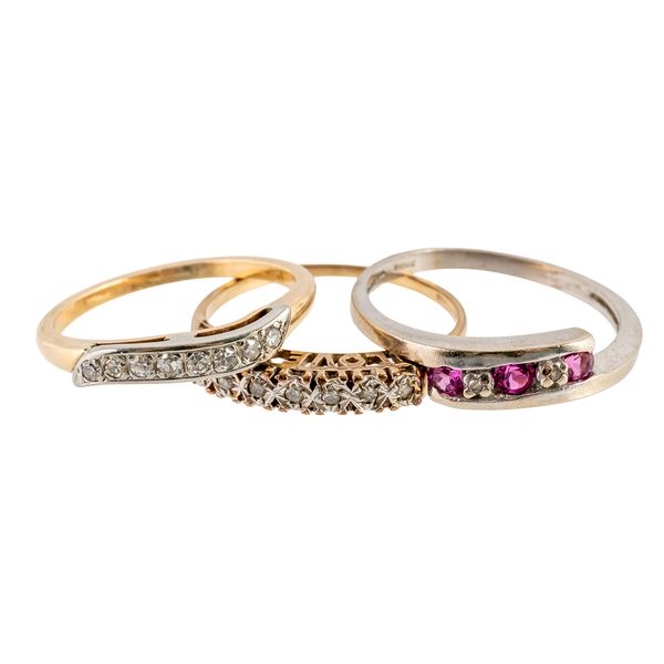 THREE GEMSET SET RINGS (3)