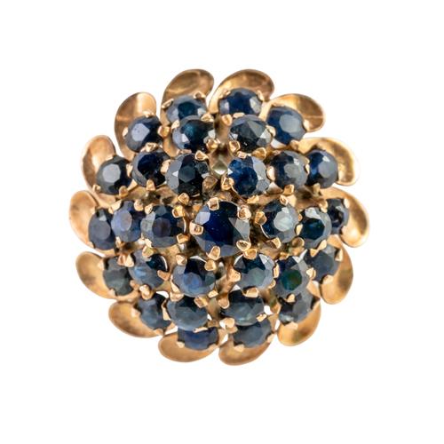 A GOLD AND SAPPHIRE CLUSTER RING