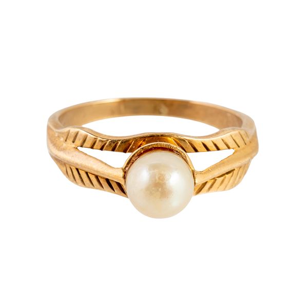 A GOLD RING MOUNTED WITH A CULTURED PEARL (2)