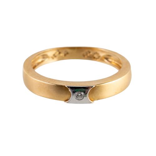 A GOLD AND DIAMOND RING