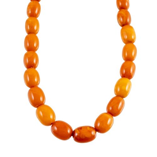 A SINGLE ROW NECKLACE OF GRADUATED VARICOLOURED BUTTERSCOTCH COLOURED OPAQUE AMBER BEADS