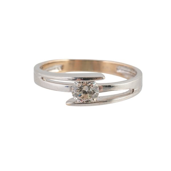 A WHITE GOLD DIAMOND RING