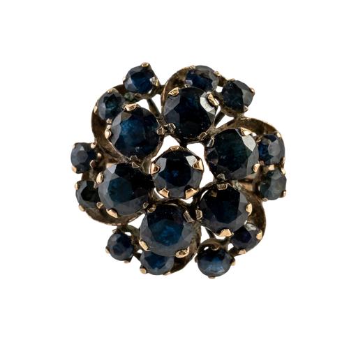 A GOLD AND SAPPHIRE CLUSTER RING