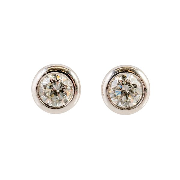 A PAIR OF SINGLE STONE DIAMOND EARRINGS (3)