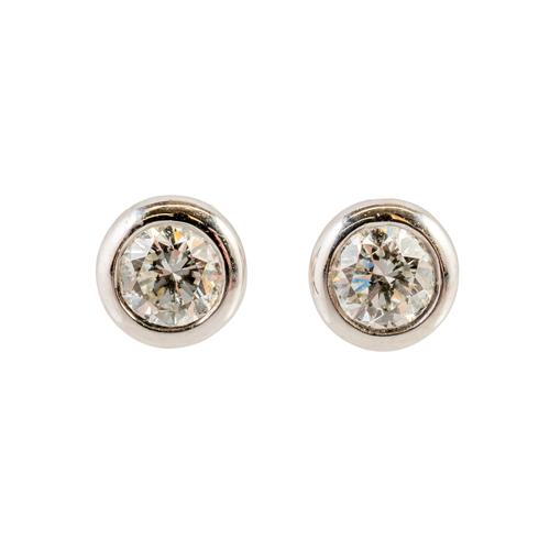 A PAIR OF SINGLE STONE DIAMOND EARRINGS (3)