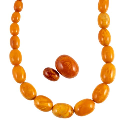 A SINGLE ROW NECKLACE OF GRADUATED VARICOLOURED BUTTERSCOTCH COLOURED AMBER BEADS (3)