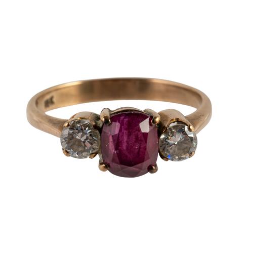 A GOLD, RUBY AND DIAMOND THREE STONE RING