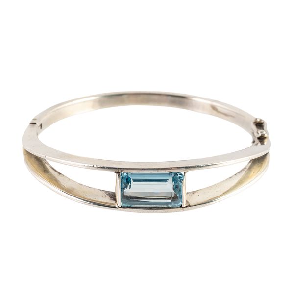 A SILVER AND AQUAMARINE CIRCULAR BANGLE