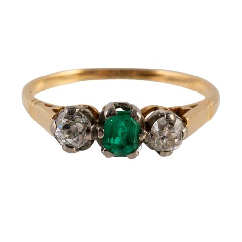 A GOLD, EMERALD AND DIAMOND THREE STONE RING