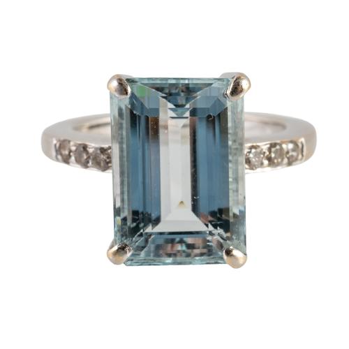 A WHITE GOLD, AQUAMARINE AND DIAMOND RING